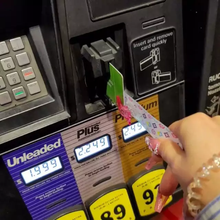 Load image into Gallery viewer, Credit Card Grabber Keychain For Long Nails